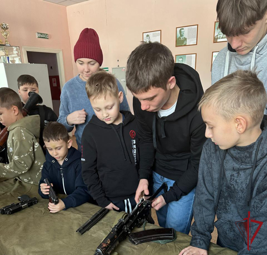 Сотрудники ОМОН «Монолит-Восток» (на транспорте) провели День открытых дверей для юных спортсменов