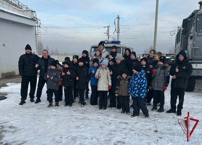 Сотрудники ОМОН «Монолит-Восток» (на транспорте) провели День открытых дверей для юных спортсменов