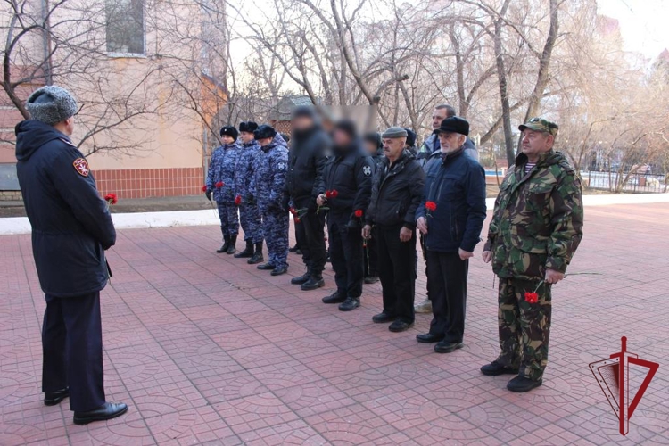 В Чите ветераны, военнослужащие и сотрудники Росгвардии почтили память сотрудников органов внутренних дел, погибших при исполнении служебного долга