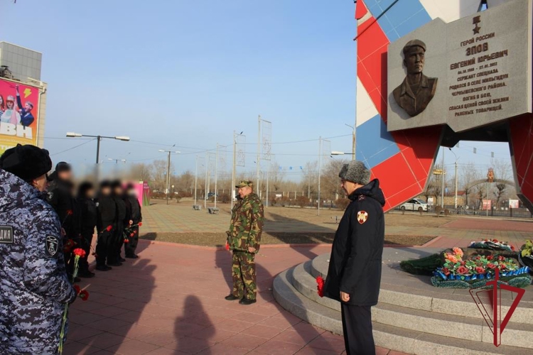 В Чите ветераны, военнослужащие и сотрудники Росгвардии почтили память сотрудников органов внутренних дел, погибших при исполнении служебного долга