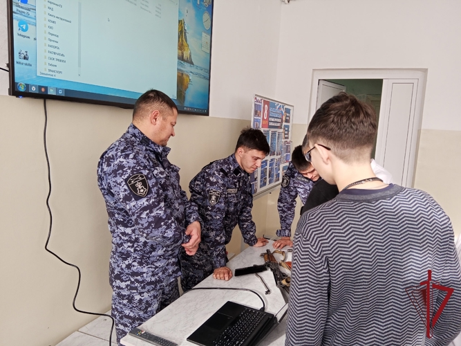 В Первомайске сотрудники Росгвардии провели урок мужества  для школьников
