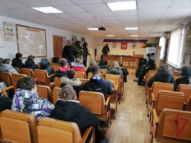 В Чите школьники познакомились с отрядом мобильным особого назначения Росгвардии 