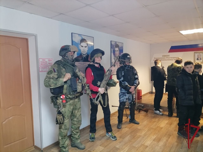 В Чите школьники познакомились с отрядом мобильным особого назначения Росгвардии 