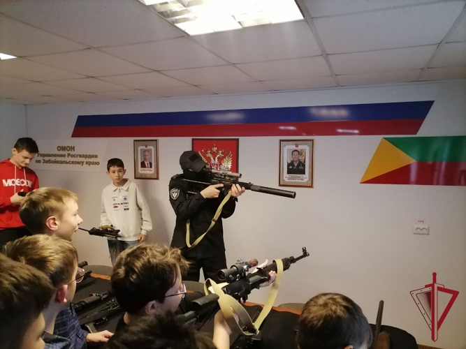 В Чите школьники познакомились с отрядом мобильным особого назначения Росгвардии 