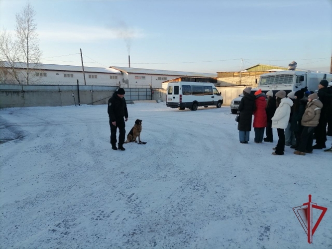 В Чите школьники познакомились с отрядом мобильным особого назначения Росгвардии 