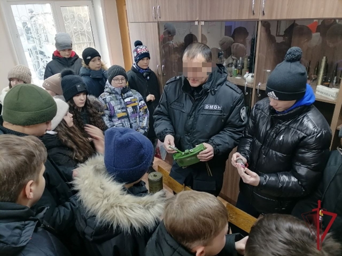 В Чите школьники познакомились с отрядом мобильным особого назначения Росгвардии 
