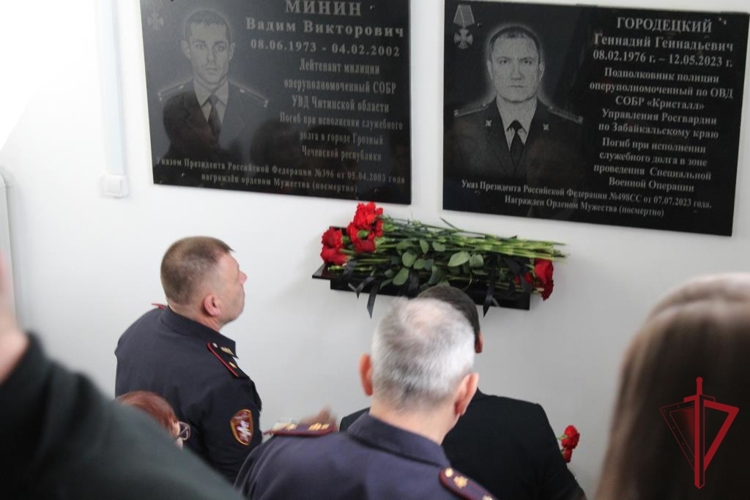 В Чите открыли мемориальную доску сотруднику Росгвардии