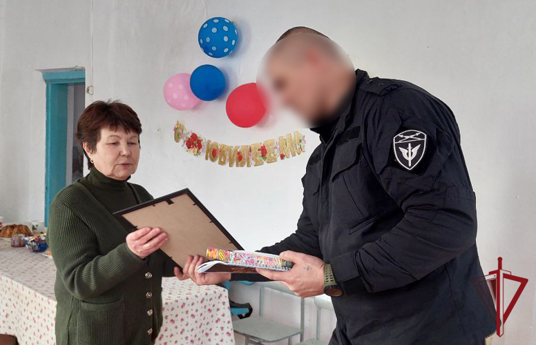 Забайкальские волонтеры передали сотрудникам Росгвардии маскировочные сети