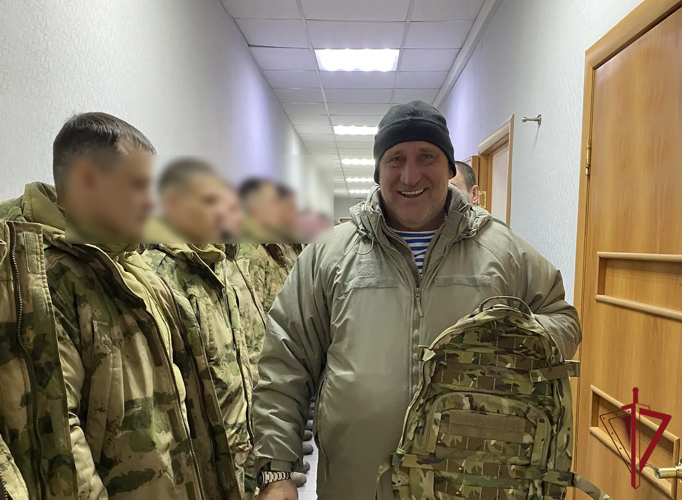 Сотрудники и ветераны СОБРа «Кристалл» поздравили с юбилеем своего боевого товарища