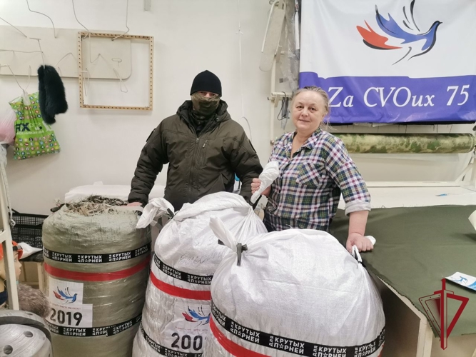 Читинские волонтёры подарили ветеранам Росгвардии маскировочные сети