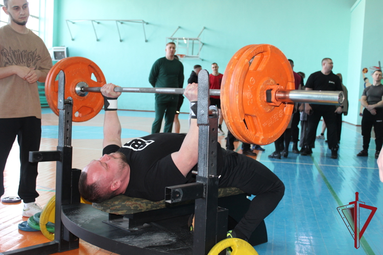 В Чите прошел открытый чемпионат Росгвардии по русскому жиму