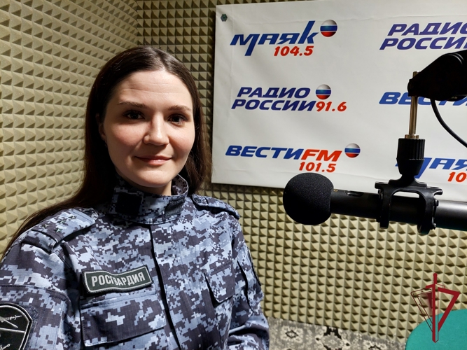 Сотрудница Росгвардии стала гостьей радиоэфира накануне 8 марта