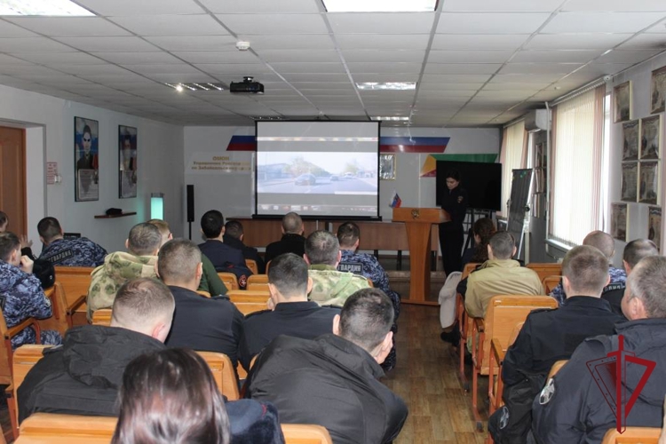 В Чите для сотрудники и военнослужащие Росгвардии побывали на занятии по безопасности дорожного движения