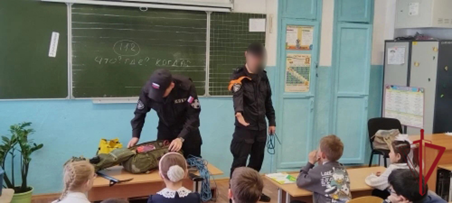 Сотрудники Росгвардии провели урок мужества в читинской школе