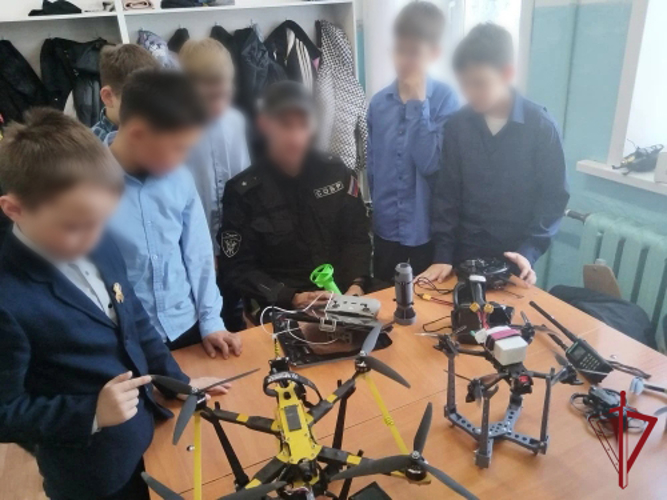 Сотрудники Росгвардии провели урок мужества в читинской школе
