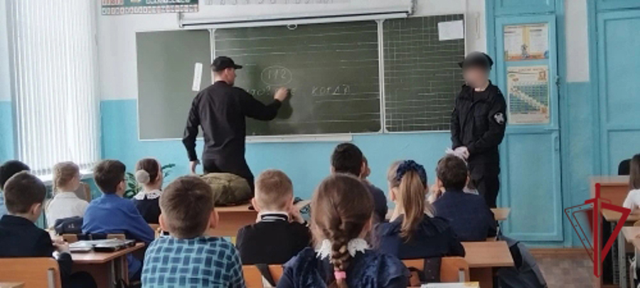 Сотрудники Росгвардии провели урок мужества в читинской школе