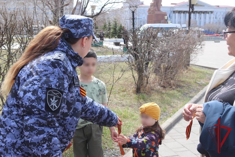 В Чите сотрудники и военнослужащие Росгвардии раздали жителям и гостям города георгиевские ленты
