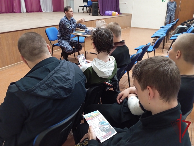 В Чите сотрудники вневедомственной охраны провели профориентационное занятие для студентов