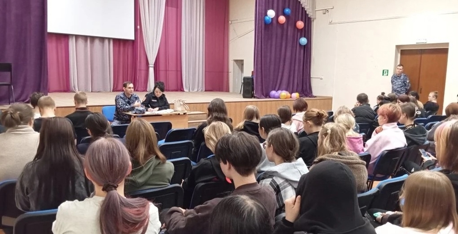 В Чите сотрудники вневедомственной охраны провели профориентационное занятие для студентов