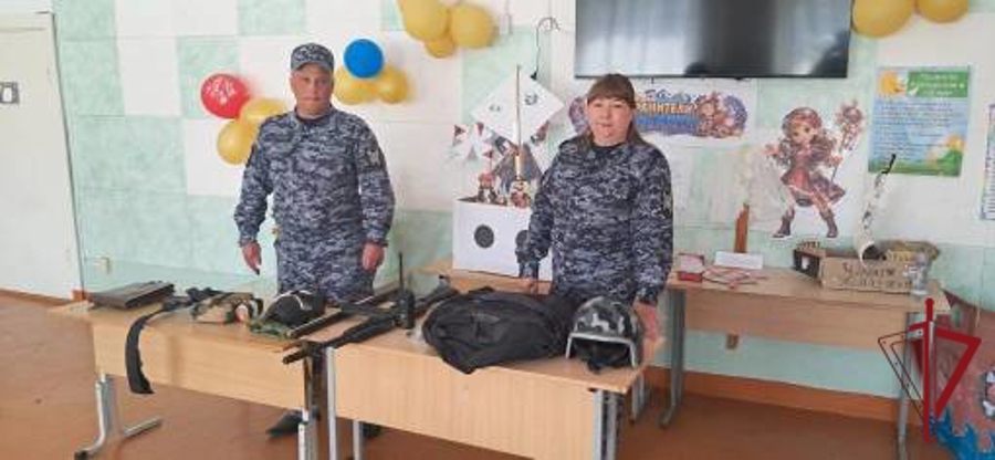В поселке Акша сотрудники вневедомственной охраны провели урок мужества в пришкольном лагере