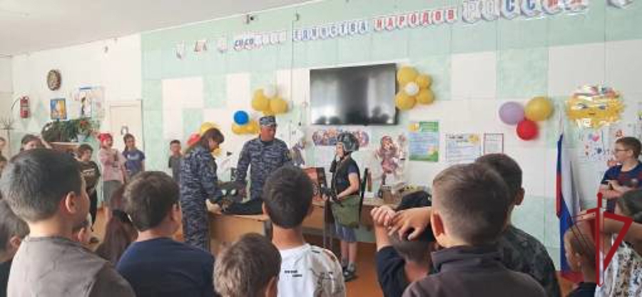 В поселке Акша сотрудники вневедомственной охраны провели урок мужества в пришкольном лагере