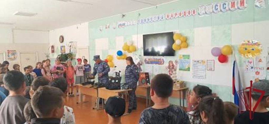 В поселке Акша сотрудники вневедомственной охраны провели урок мужества в пришкольном лагере