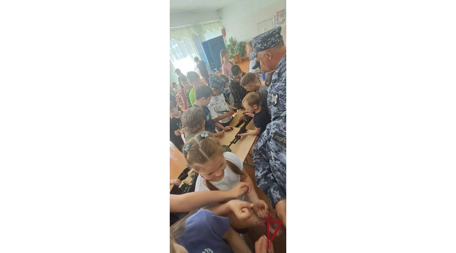 В поселке Акша сотрудники вневедомственной охраны провели урок мужества в пришкольном лагере