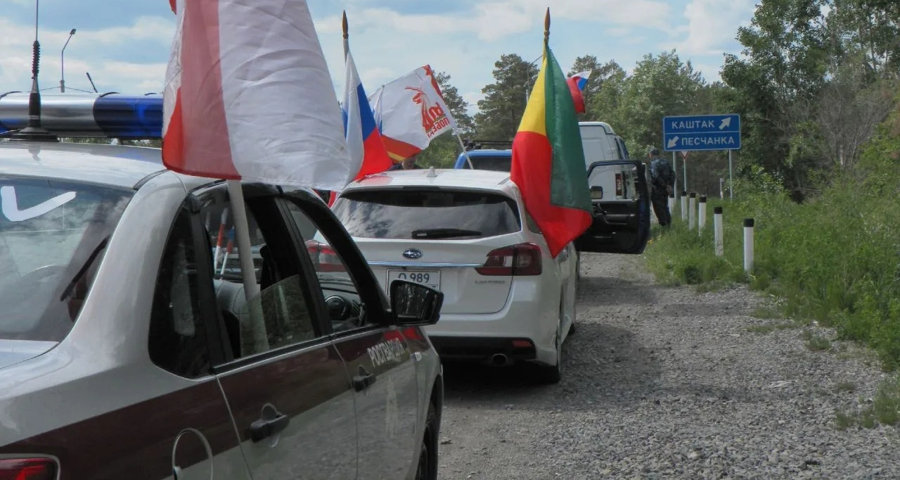 В Чите сотрудники, военнослужащие и ветераны Росгвардии провели патриотический автопробег ко Дню России