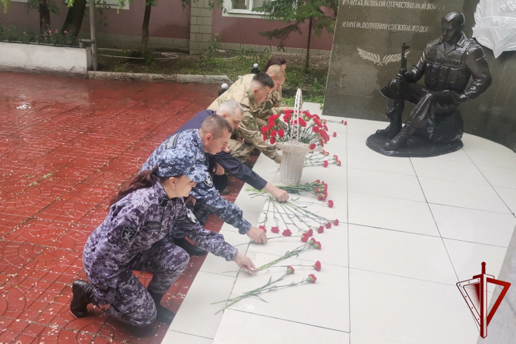 В Чите сотрудники, военнослужащие и ветераны Росгвардии почтили память погибших в Великой Отечественной войне