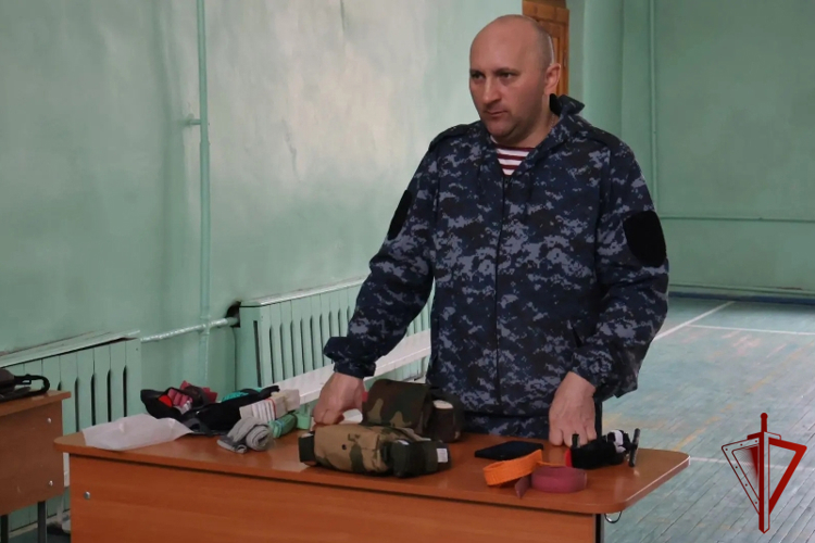 В Чите ветеран Росгвардии провел занятие по тактической медицине для студентов