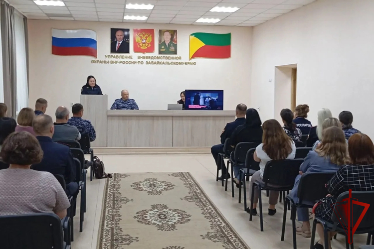 В Чите эксперт наркоконтроля поделился опытом с росгвардейцами