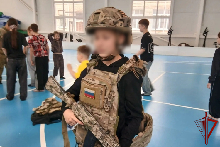 В Чите сотрудники ОМОН «Коршун» провели урок мужества для школьников