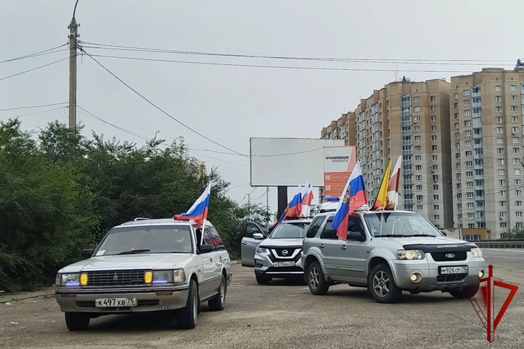 Сотрудники и ветераны Росгвардии стали участниками автопробега, посвящённого Дню государственного флага