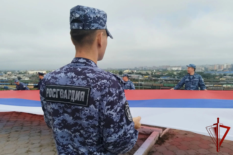Сотрудники и ветераны Росгвардии стали участниками автопробега, посвящённого Дню государственного флага