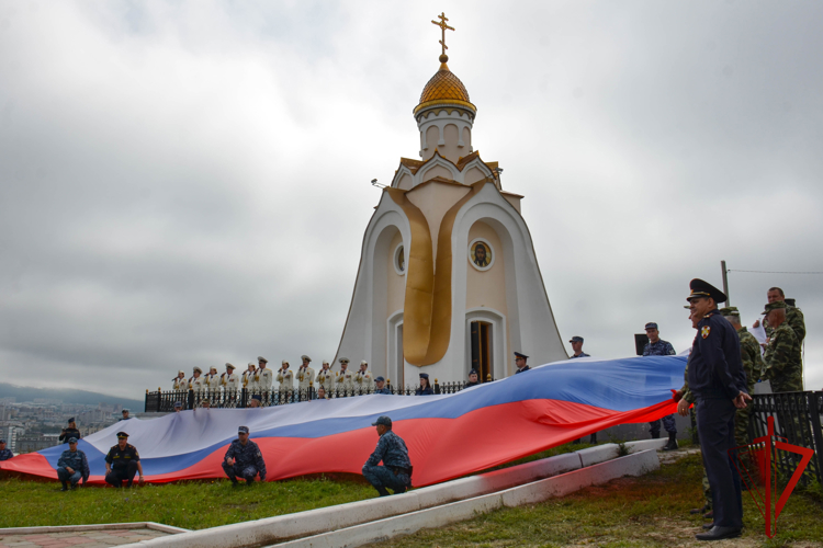 Сотрудники и ветераны Росгвардии стали участниками автопробега, посвящённого Дню государственного флага