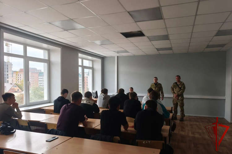 Военнослужащие Росгвардии пригласили студентов горного колледжа на службу