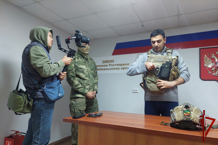 В свой профессиональный праздник бойцы ОМОН поделились опытом с журналистом телеканала «Забайкалье»