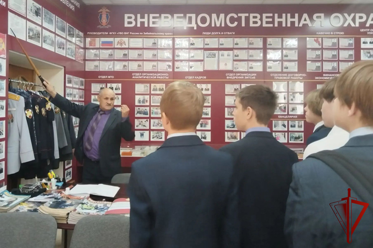 Школьники Читы познакомились со службой во вневедомственной охране