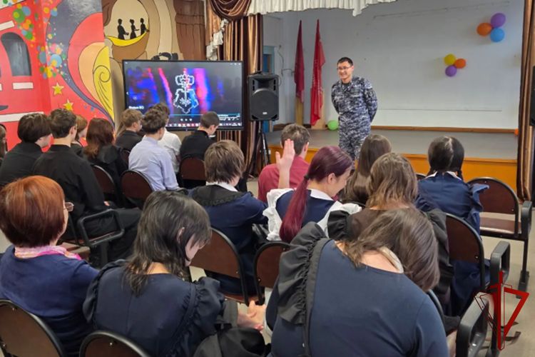Урок мужества для старшеклассников: сотрудники вневедомственной охраны рассказали о службе в Росгвардии