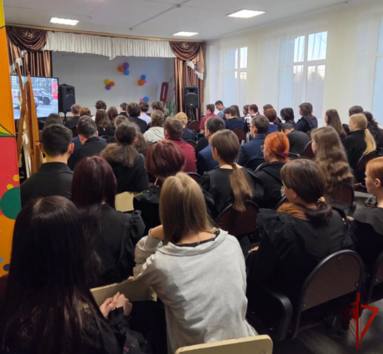 Урок мужества для старшеклассников: сотрудники вневедомственной охраны рассказали о службе в Росгвардии