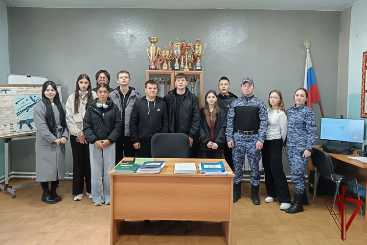 Сотрудники вневедомственной охраны в  Борзе открыли школьникам «Путь в профессию»